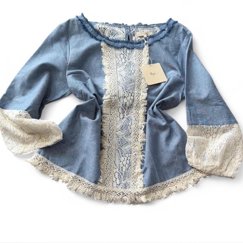 ‎Lace and Chambray Top